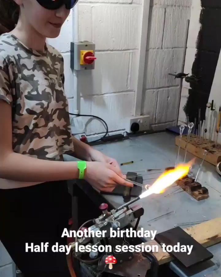 Another birthday session @brightonglassblowing, this half day lesson was a present from her family, and she came from Aldershot to jump on the torch for the first-time. She did really well and went home with some kool pieces. I look forward to seeing them again soon...if u fancy having a go or gifting some one a taster experience or lesson
....Go to my site link in bio if u wanna book. Have a gud one & stay safe šš„ #brightonglass #glassblowing #lampworking #glassofig #glass #glassart Brighton glass #bestofglass #newmakers #thingstodoinbrighton brightonglassblowing glassblowingintheuk