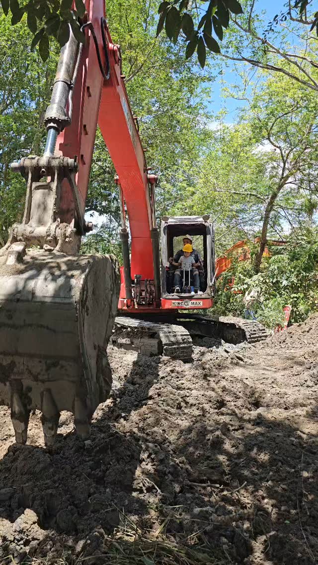 Hay legados que no se escriben, se construyen.
🏗️ Aquí, mi futuro ingeniero tomando sus primeras lecciones en la retroexcavadora.
Su cara de concentración y alegría lo es todo.
¡El futuro de Veta Mining está en buenas manos! 💪
#VetaMining
#PadreEHijo
#Retroexcavadora
#MaquinariaPesada
#AprendiendoElOficio
#NuevaGeneracion
#Mineria
#OperadorDeMaquinaria
#LegadoFamiliar
#Construccion