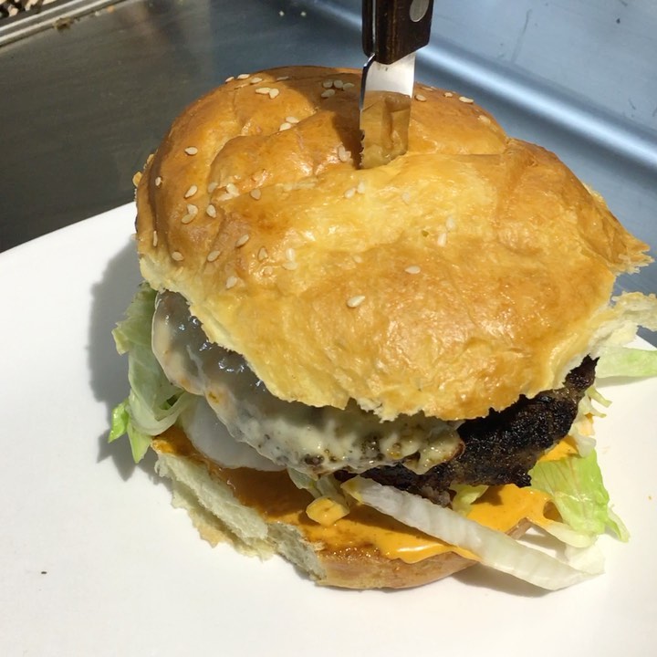 Step by Step zur Perfektion🍔
Heute im Fokus: #terminator
The real one mit seinem unverwechselbar 🔥-rigem Flair auf 3 Schärfe-Leveln 🔥🔥🔥 Euch ist noch kalt? - hier wird Euch heiß!!
#onfire
#tastemyburger #burgerlove #terminator #fire #burn #lit #delicious #saturday #bestburgerintown #placetobe #yummy #halal #munich