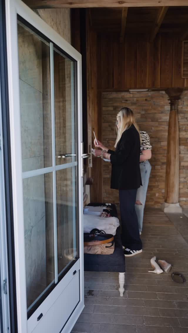 Shooting d’inspiration AMOUR DIVIN 🕊️
Quand la mythologie est évoquée avec subtilité…
Ce shooting, on l’a imaginé ensemble, avec une équipe de prestataires talentueux.
De mon côté, j’étais là pour organiser, coordonner, ajuster en coulisses… et surtout permettre à chacun de faire ce qu’il sait faire de mieux ! ✨
D’autres images arrivent bientôt...
Lieu : @chateaudesgirards
Photographe : @momentsbylucieb
Vidéaste : @dimaker_film
Wedding Planner : @anahita_weddings
Direction Artistique : @ephemhera_design.wedding
Floral Designer : @latulipenoire.artfloral
MUAH : @clemence.bartolo @valentinadenisbeauty
Wedding Cake : @chaletdeclementine
Papeterie : @poppypress
Mobilier & vaisselle : @options_lyon @maison_options
Robe : @douce.mariage
Costume : @empiredumarie
Accessoires mariée : @anthemis.paris
Alliances : @paulette_a_bicyclette
Modèle : @elodiemrd
#shootinginspiration #shootinginspirationmariage #editorialwedding #weddingplannerfrance #weddingtrend #mariageinspiration #inspirationmariage #mariagemoderne #weddingbackstage #coulissesmariage #mariage2026 #mariage2027