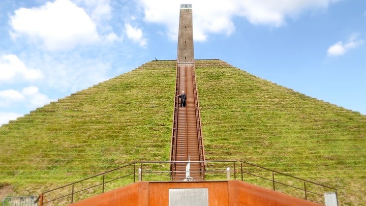 Babs de BABS: een film over mijn werk als trouwambtenaar. Monika Knottnerus van PRezz videoproductiehuis bedacht dit unieke concept voor mij. Iets waar zij ijzersterk in is. Monika heeft de gave om iets origineels te bedenken. Door haar stevige kennis van marketing is dit meer dan een video alleen. Haar creativiteit en ervaring maken deze film tot een professionele uiting. Op alle details is gelet. Monika is een echte vakvrouw. Hier kan ik als BABS mee voor de dag komen: dus laat die huwelijken nu maar binnenstromen. Fantastisch!
Op naar veel nieuwe bruidsparen!