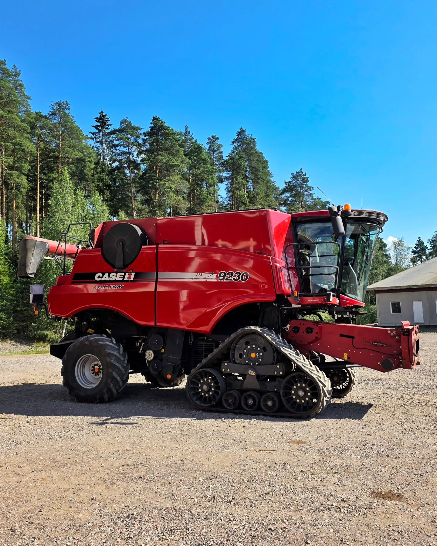 Somerniemellä asennettiin EFIX eSteer 10 Steer Ready automaattiohjaus korvaamaan Casen tehdasasenteinen ratkaisu. Alkuperäiseen automaattiohjaukseen verrattuna EXIX tarjoaa nykyaikaisemman käyttöliittymän ja RTK tarkkuuden ansiosta paremman suorituskyvyn. 🌾🤩
Leikkuupuimuri on yksi parhaita kohteita automaattiohjaukselle, koosta riippumatta. Automaattiohjauksella saavutat tasaisen syötön puintikoneistolle kaikissa olosuhteissa, joka vähentää puintitappioita ja parantaa puintitulosta. ✅️
Vielä ehdit hankkia automaattiohjauksen puintikaudelle 2025. EFIX eSteer 10 ja 20 MAX mallit suoraan varastosta heti toimitukseen. Ota yhteyttä ja pyydä tarjous koneeseesi! 💪
#efixag #agronav #automaattiohjaus #caseih #axialflow