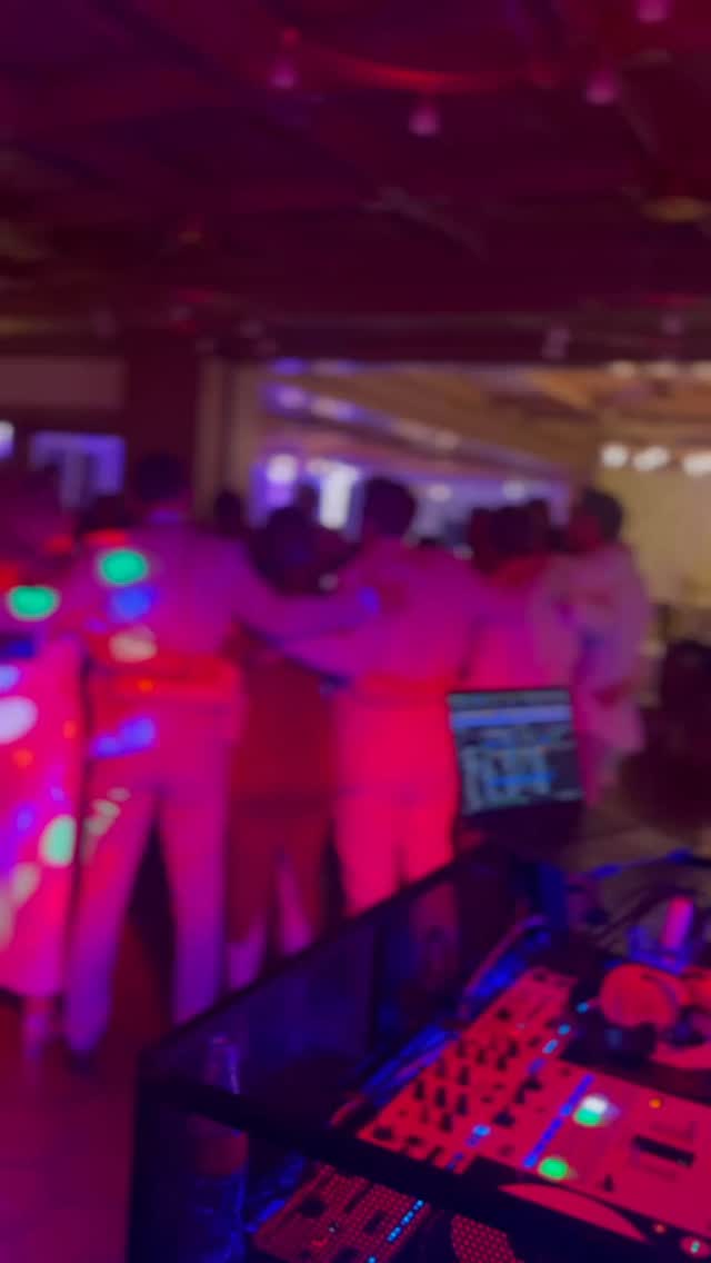 Ein letzter Song, der alle nochmal verbindet!
Ein schöner Abschluss muss nicht immer ein Tanz des Brautpaares sein. Bei dieser Hochzeit haben sich alle Gäste Arm in Arm im Kreis versammelt und laut zu „Angels“ von Robbie Williams gesungen – Gänsehautmoment inklusive.
⠀
Ich spreche mit unseren Paaren immer darüber, wie sie sich das Ende der Party vorstellen:
🎵 Offenes Ausklingen oder gezielter Schlussmoment?
🎵 Lieblingslied des Paares oder ein Vorschlag von mir?
⠀
So entsteht ein runder Abschluss – emotional, aber nicht aufgesetzt. Und vor allem: ohne abruptes Musik-Aus.
⠀
Diese Variante ist besonders schön für Paare, die nicht nochmal im Mittelpunkt stehen möchten – aber trotzdem mit einem starken Gefühl in die Nacht entlassen werden. 💫
⠀
#Hochzeit #HochzeitsDJ #DJDVINEStuttgart #WeddingVibes #Angels #RobbieWilliams #inspration #LetzterSong #StimmungPur #Abschlussmoment #Hochzeitsideen