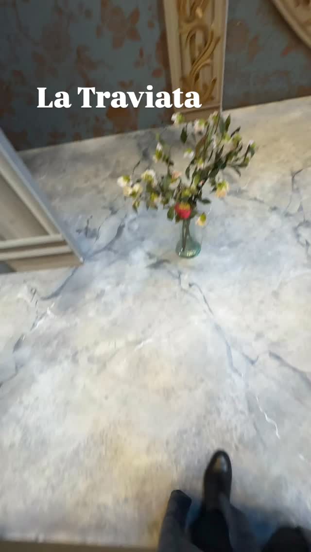 I dag har vi været igennem den første gennemspilning af hele operaen på @denjyskeopera . Det er fedt når brikkerne så småt begynder at falde på plads, og man kan danne sig et indtryk af helheden af forestillingen.
La Traviata er så vild en opera. Jeg lover jer, denne her forestilling vil I ikke gå glip af. Vi spiller i Musikhuset Aarhus @musikhuset 19., 21. Og 23. August, og senere på efteråret tager vi på turné. På min hjemmeside (link i bio) kan du se hvilke datoer og steder jeg skal synge. Billetsalget i Aarhus er i fuld gang, og der er også åbnet for salg i Vejle! Resten af billetterne bliver sat til salg 18. August. 👀👀
Det er kæmpestort for mig at synge denne her mastodont-rolle, så jeg håber sådan der kommer nogen jeg kender og klapper af mig! 🥹❤️🙌