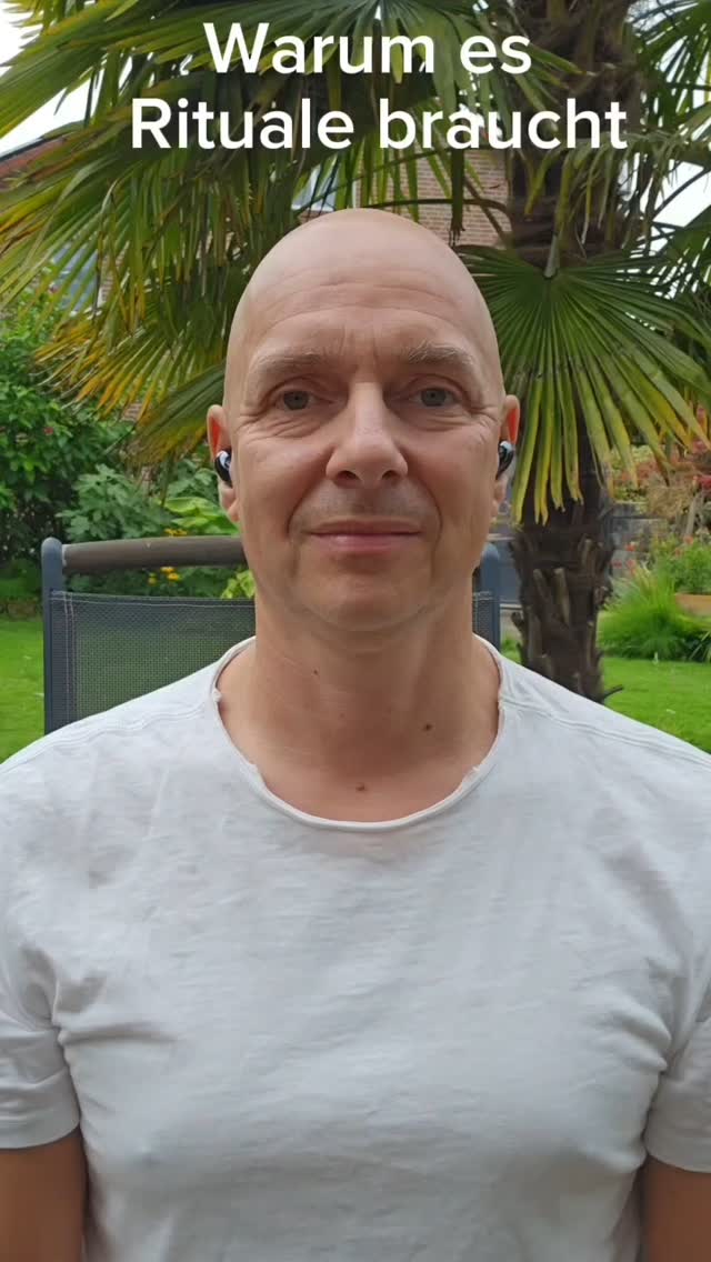 Warum es feste Rituale braucht. Ritaule sind wichtig um dei Unterbewusstsein zu programmieren.
Schreibe mir doch gerne in die Kommentare welche Rituale du hadt.
#yoga #hatha #ashtanga #ashtangayoga #yogadeutschland #yogaliebe #persönlichkeitsentfaltung #persönlicheweiterentwicklung #rituale #yogaritual #yogalehrerausbildung