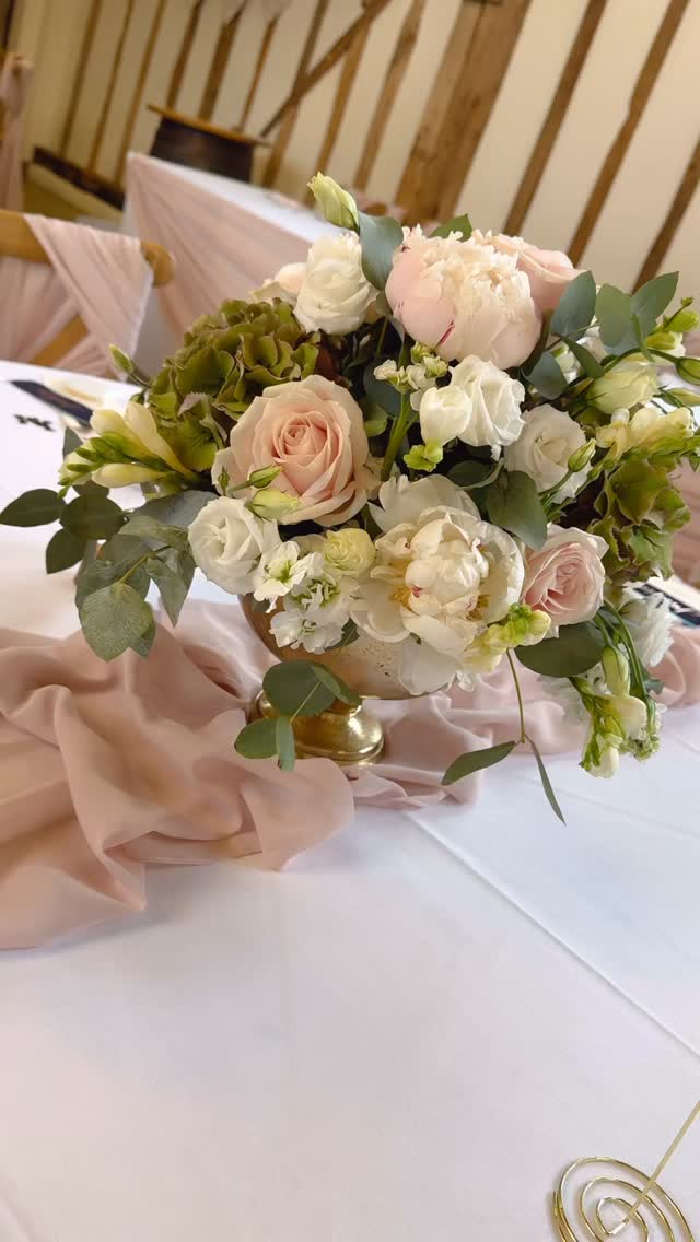 @maidensbarn for this very pretty Blush & White wedding for Megan & Jon.
#weddingflowers #essexflorist #weddinginspiration #weddingflorals #floraldesign #weddingdecor