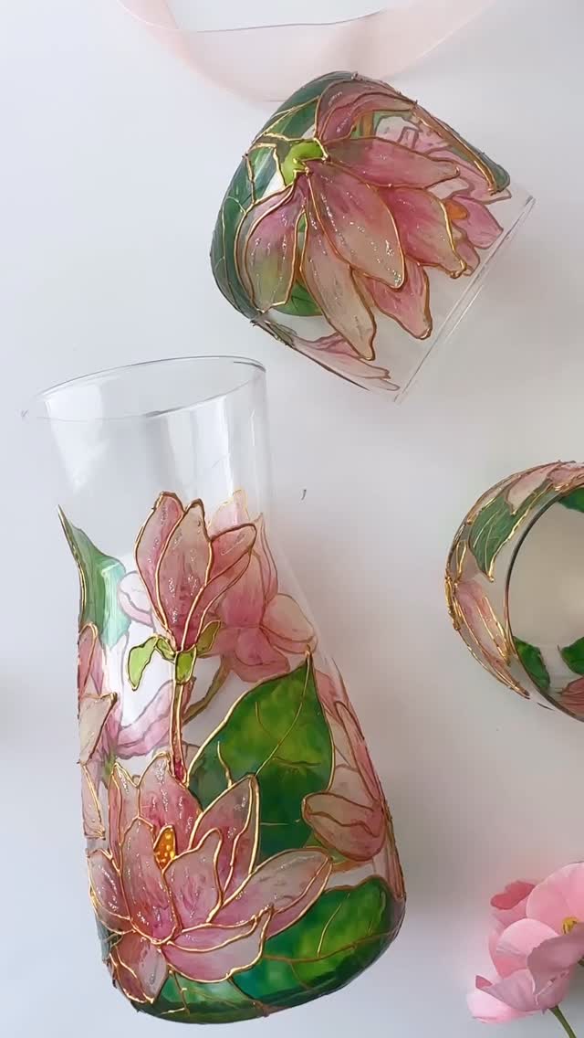 Serve in style, sip with grace.
This hand-painted magnolia carafe and glass set captures the timeless charm of southern blooms, perfect for garden brunches or everyday elegance.
#MagnoliaGlassware #HandPaintedGlass #FloralCarafe #StainedGlassStyle #HandmadeTableware #ElegantEntertaining #FlowerInspiredArt #UniqueDrinkware #HostInStyle #SeptemberMagic #SpringTableSetting #GiftForHer #SouthernCharmDecor