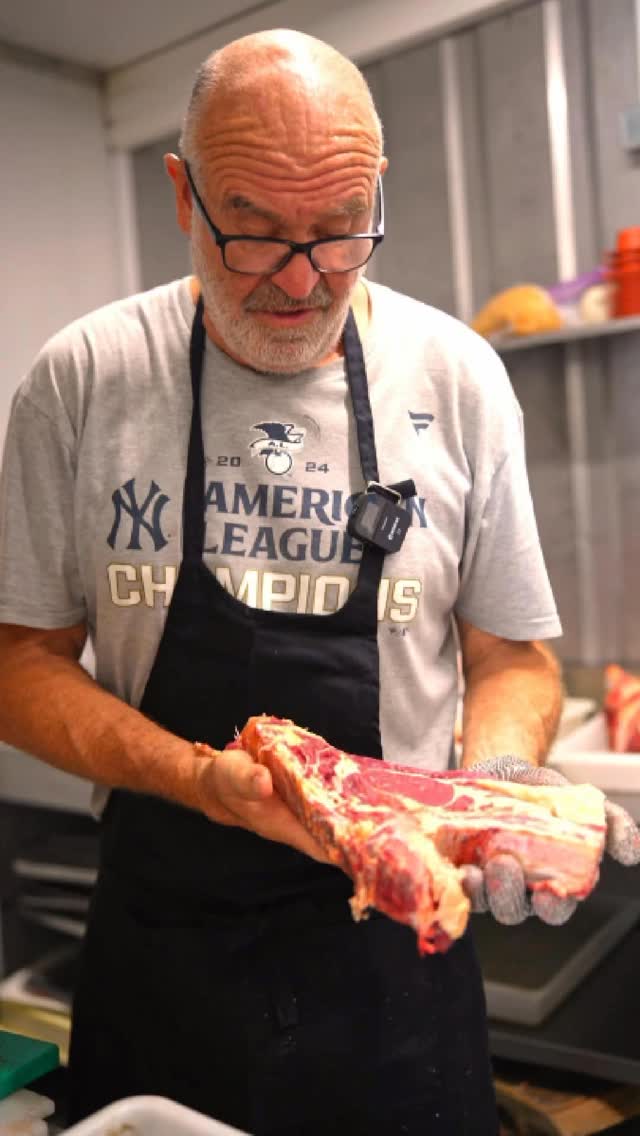 Nbc – Canet-en-Roussillon
Nos viandes – Partie 4 : La côte de bœuf
Ici, la côte de bœuf, c’est une affaire sérieuse.
Une pièce généreuse, sélectionnée avec soin, puis découpée, préparée… et grillée à la perfection.
À partager… ou pas.
� Découvrez les coulisses d’une histoire qui se déguste.
#NaudoBeachClub #NaudoCanet #ClubDePlage #CoteDeBoeuf #GrilladesMaison #ViandeDeQualité #ProduitFrais #CuisineDuSud #CanetEnRoussillon #DécoupeMaison #ViandeFrançaise #SavoirFaire #BeachFood #CoulissesNaudo #HéritageGourmand