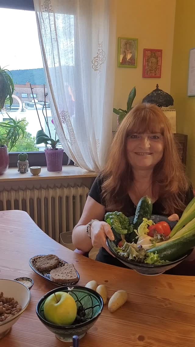 📊 Kurzes Blutzucker-Update!
Ich habe in den letzten Tagen ein paar Lebensmittel getestet.
Hier meine Erfahrungen ⬇️
🍚 Bulgur: Schneller Anstieg und relativ schneller Abfall.
🍚 Basmatireis: Schneller Anstieg & schneller Abfall.
🍝 Vollkornnudeln: Schneller Anstieg & relativ schneller Abfall - überraschend!
🍝 Dinkelnudeln: Blutzucker blieb relativ konstant.
🥔 Kartoffeln vom Vortag + Kräuterquark: Trotz resistenter Stärke – schneller Anstieg & schneller Abfall.
🍞 Brot: Sehr unterschiedlich!
➡️ Vollkornbrot: Schneller Anstieg & Abfall – überraschend!
➡️ Gewürzbrot mit Dinkelurkorn, Emmer & Einkorn: Kaum Reaktion.
🧆🥦 Getreidebratlinge + frisches Gemüse: Schneller Anstieg, langsamer Abfall.
🐟🫑 Lachs + frisches Gemüse: Blutzucker blieb stabil.
🍏🥝🍌 Apfel, Kiwi, Banane (nicht überreif!): Stabile Werte.
🥜 Nüsse: Konstante Blutzuckerwerte.
🤔 Spannend: Ich habe beim Vollkornbrot und Gewürzbrot die gleichen Lebensmittel dazu gegessen, trotzdem war die Blutzuckerreaktion beim Vollkornbrot viel stärker. Das hat mich echt überrascht.
🚶♀️An manchen Tagen habe ich auch Sport gemacht, das könnte natürlich ebenfalls Einfluss auf meine verschiedenen Blutzuckerreaktionen haben.
📌 Wichtig: Das sind meine persönlichen Erfahrungen – bei dir kann das ganz anders aussehen! Jeder Körper reagiert individuell.
Herzlichst, Eure Rita 💜
#blutzucker #gesundessen #glukosekurve #ernährung #ernährungstest #blutzuckerkontrolle #wechseljahre