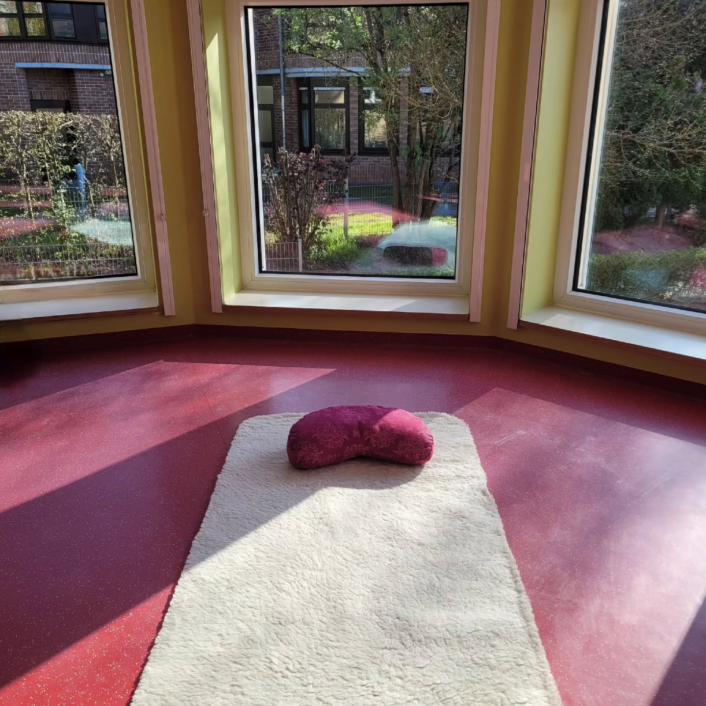 🧘♀️ Frauen Yoga für die hormonelle Balance 🧘♀️
Ein Kurs für dich an der VHS Neckargemünd
➡️ Kursstart: 30.09.2025
➡️ Uhrzeit: 18:00 – 19:30 Uhr
➡️ Ort: Kita Neckargemünd
🧎♀️Erlebe eine wohltuende Kombination aus Hatha Yoga, Atemtechniken und Energielenkung nach Dinah Rodrigues🧎♀️
🪷 Hormon Yoga, das auf natürliche Weise die weibliche Balance fördert. 🪷
💫 Sanfte Aktivierung deiner Hormonbalance
💫 Mehr Beweglichkeit & stärkere Muskulatur
💫 Modellierter Körper & gesteigertes Wohlbefinden
💫 Austausch mit Gleichgesinnten
Ob bei Wechseljahren, PMS,
Zyklusunregelmäßigkeiten oder einfach zur Förderung deines inneren Gleichgewichts – dieser Kurs schenkt dir Raum zum Ankommen, Auftanken und Kraft schöpfen.
❗️Bei hormonell bedingten Erkrankungen bitte mit der Ärztin/dem Arzt absprechen (z.B. Brustkrebs, Endometriose etc.).❗️
Keine Vorkenntnisse erforderlich!
Einfach dabei sein und spüren 🙌
Anmeldung: Direkt über die VHS Neckargemünd
Jetzt schon anmelden und dir selbst etwas Gutes tun! 🙏
Herzlichst, deine Rita 💜
#hormonyoga #frauenyoga #wechseljahre #pms #selbstfürsorge #yogafürfrauen #hormonbalance #yoga #frauenbalance #zyklusstörungen #vhsebng #neckargemünd