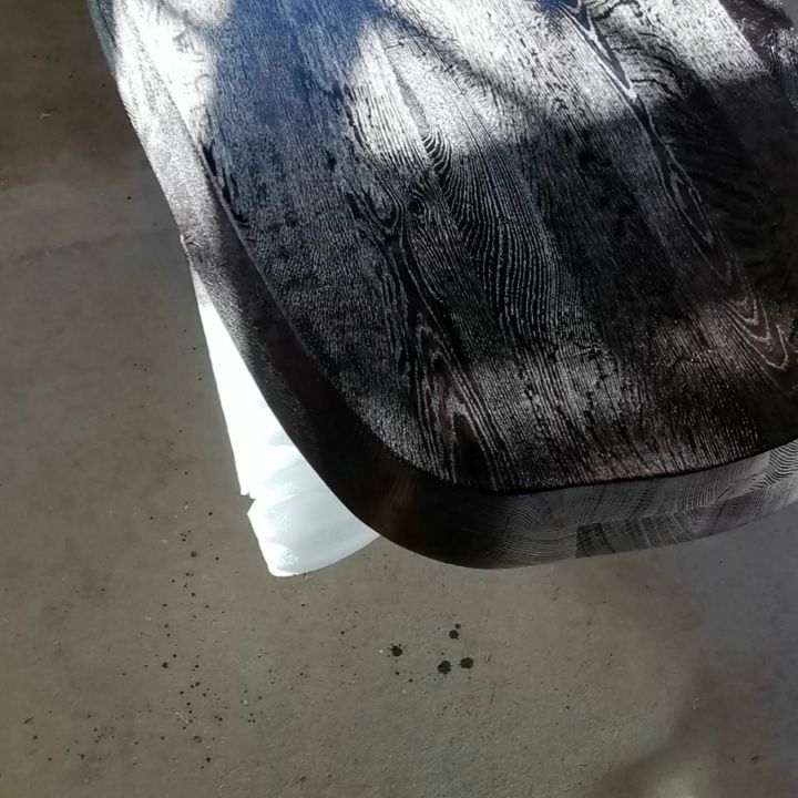 Kolejny piękny stół wkrótce opuści nasz warsztat. Sucha tarcica dębowa.
Cały proces produkcji wykonany w naszym warsztacie.
Podoba się Wam?
#eiche
#dąb
#mebledebowe