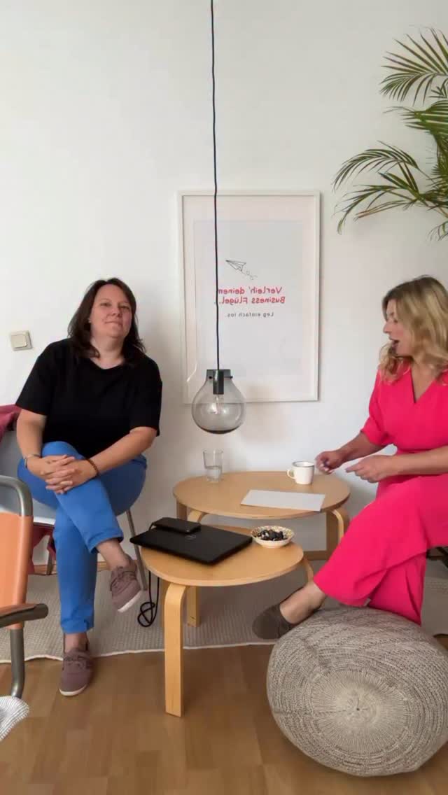 ✨ Ein Gesamtbild für dein Business, das Flügel verleiht ✨
In den letzten Wochen durfte ich eine großartige Unternehmerin aus dem Bereich Familien- und Firmencoaching begleiten – mit dem Ziel, ihr Business auf das nächste Level zu heben.
Gemeinsam haben wir in einer intensiven Weiterbildung an den Grundlagen ihrer Marketingstrategie und Kommunikation gearbeitet:
🎯 Wie finde ich neue Zielgruppen?
🧩 Wie formuliere ich meine Angebote klar und ansprechend?
🌱 Und vor allem: Wie fügt sich alles zu einem stimmigen Gesamtbild zusammen?
Die Ergebnisse? Sichtbarkeit, Struktur, neue Perspektiven – und ein Business, das jetzt bereit ist, zu wachsen.
Ich liebe diese Momente, in denen diese Initialzündung entsteht.
Danke Dana von @entwicklungtutgut. Es war toll, dich ein Stück auf deinem Weg begleiten zu dürfen.
#BusinessMentoring #Weiterbildung #investitiionsbank #foerderung #MarketingmitHerzundVerstand #CoachMarketing #Familiencoaching #Firmencoaching #Positionierung #Marketingkommunikation #KlarheitimBusiness #Businessbooster #zielgruppenmarketing