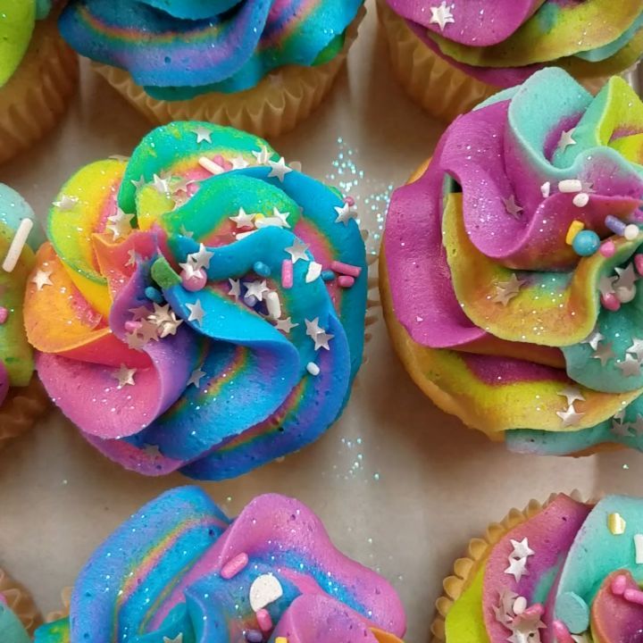 On Fridays, we celebrate with these SUPER cute cupcakes!
#miladybakery #scratchbakery #madefromscratch #therealdeal #buttercream #cupcakes #tiedye #downtowntifton