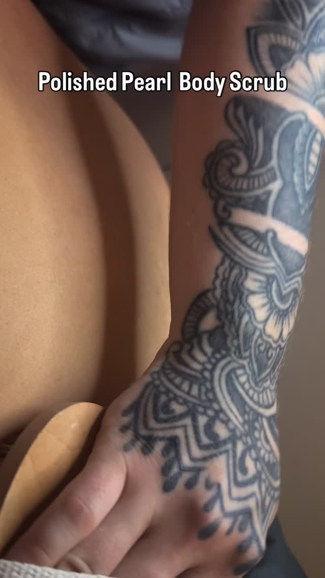 ✨ Polished Pearl Body Scrub ✨
It’s not just a scrub—it’s a full-body glow experience. 🐚 We start with gentle dry brushing to boost circulation, follow with our handmade signature scrub to exfoliate away dull, dry skin, melt it all off with warm steam towels, and finish with a hydrating massage that leaves you silky-smooth and radiant. 🌊 Treat yourself to the glow your skin deserves. 💆♀️✨
#PolishedPearl #BodyScrub #GlowFromHeadToToe #PearlEssenceBeauty