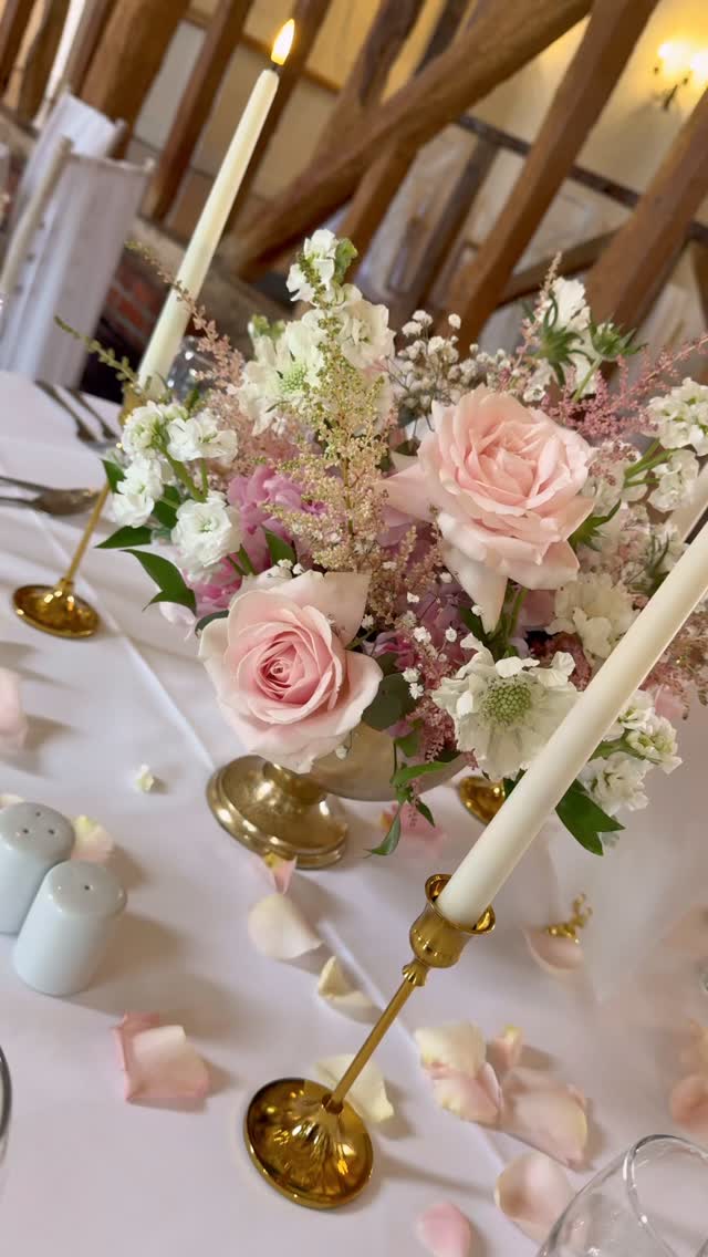 Stunning wedding @crondonpark how pretty does this ceremony by the fountain look
#weddingflowers #essexflorist #weddinginspiration #weddingflorals #floraldesign #weddingdecor