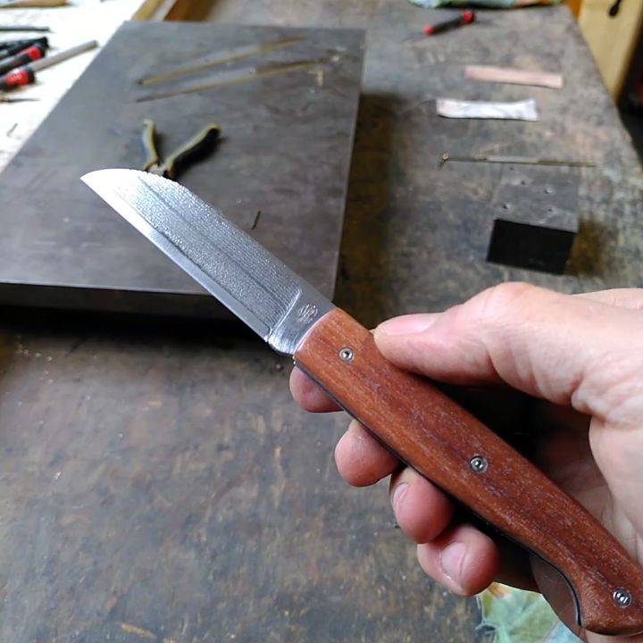 Petit Parisien lame en VG10, manche de bois de récup de mon voisin luthier