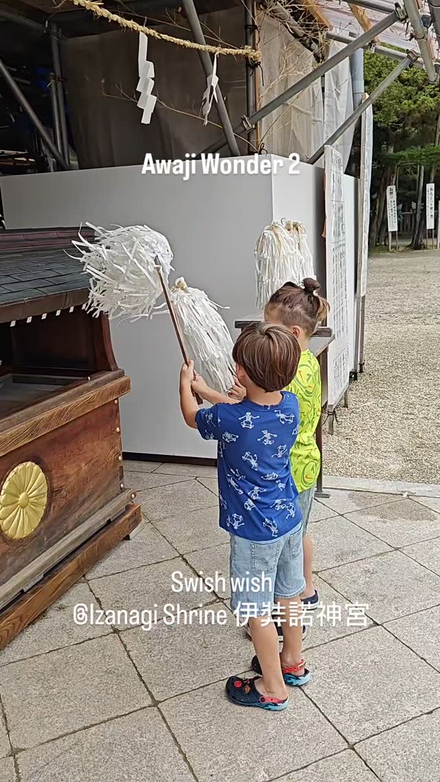 Wondering around Awaji Island. Pray and Play all day😊
Boys always become friends with older kids.
#mysonshine #hapababy #awaji #beach #keinatsubara