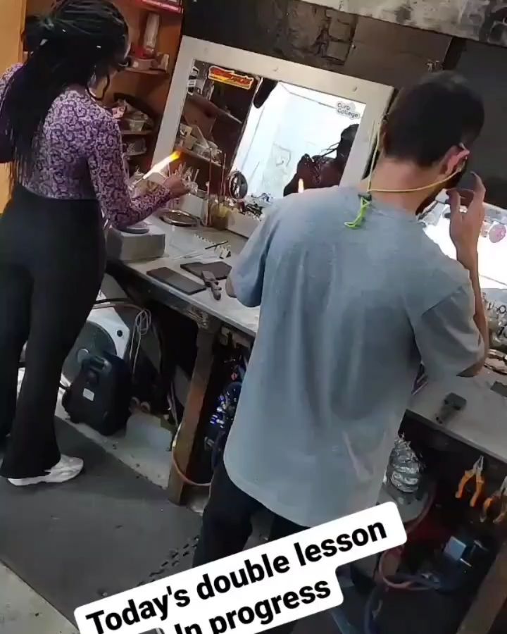Double lesson today @brightonglassblowing these guys had come from london for the day to have their shared experience Fancy having a go with one of your friends ? ....Go to my site link in bio if u wanna book. Have a gud one & stay safe šš„ #brightonglass #glassblowing #lampworking #glassofig #glass #glassart Brighton glass #bestofglass #newmakers #thingstodoinbrighton brightonglassblowing glassblowingintheuk