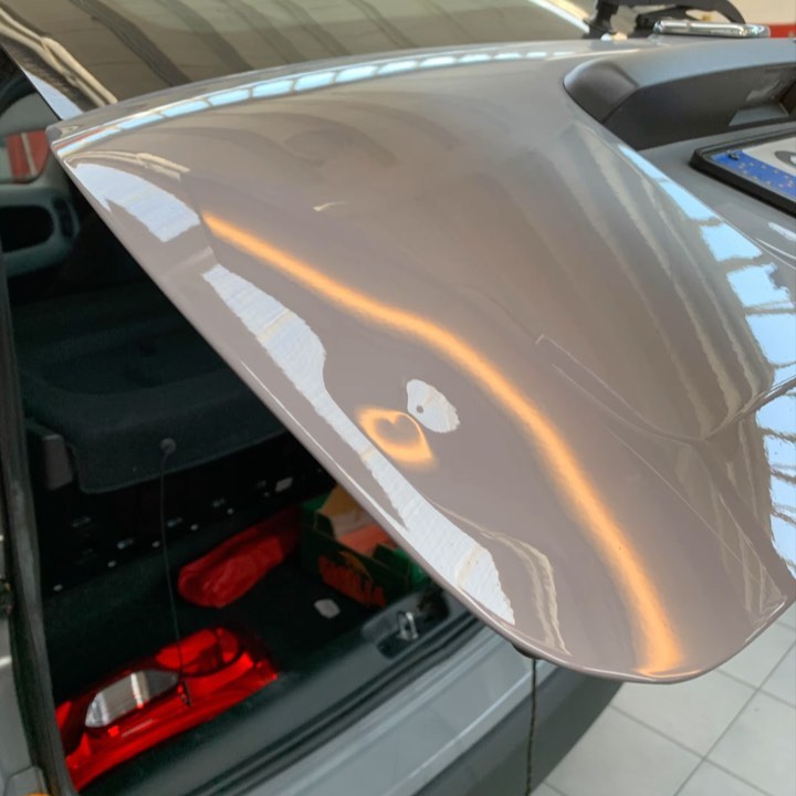 “Storia di una retromarcia sbagliata” 😂, niente paura! #tecnicidiqualità #pdr #riparazioneafreddo #carrozzeria #ammaccature