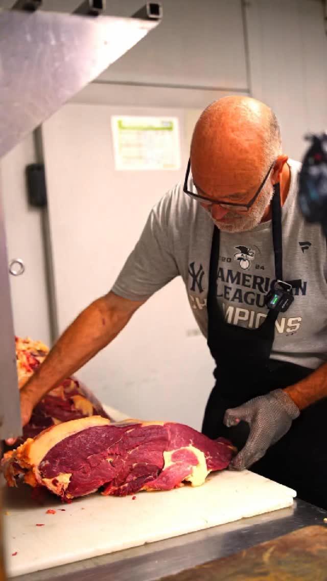 Nbc– Canet-en-Roussillon
Nos viandes – Partie 2 : La découpe
Place au geste.
Chaque morceau a sa spécificité, chaque découpe a son importance.
Précision, technique, et passion : rien n’est laissé au hasard.
C’est ça, l’art de bien préparer la viande.
Découvrez les coulisses d’une histoire qui se déguste.
#NaudoBeachClub #NaudoCanet #ClubDePlage #DécoupeMaison #ViandesDeQualité #CuisineFraîche #SavoirFaire #TraditionLocale #GrilladesDuSud #CoulissesNaudo #HéritageGourmand #ArtDeLaDécoupe #ProduitFrais