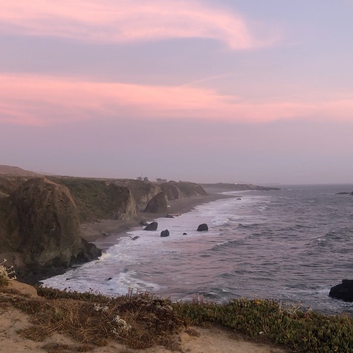 What is salve for your soul? Cotton candy cloud smears, breeze besos, and waves upon waves upon waves usually turn me into putty❣️ We made our way to the coast today...where the longest day turned into the longest sunset. 🌞 💛...sigh....Happy Solstice! 💫
#sunsets #longestdayoftheyear #beachbeauty #northerncalifornia