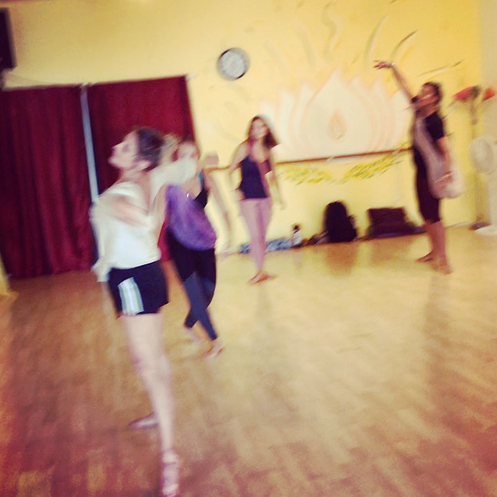 “Spread the stars in the sky ✨🌟✨”
Mahalo @alignwith.amanda for teaching this fun combo at our Spring Awakening: Dance of Renewal workshop yesterday ☺️
And thanks to all the brave souls who put on tunics and danced from their 💗
We certainly worked up a sweat!!!
.
.
.
.
.
#moderndance #hawaiidance #hawaiidancers #rammdance #isadoraduncan #duncandancers #duncandance #dancecompany #moderndancecompany #dancelove #dancersofinstagram #kauaihawaii #kauai #kauailife