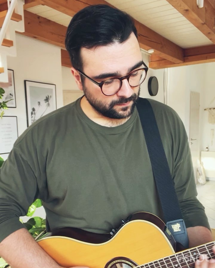 Den Song finde ich irgendwie cool... eigentlich finde ich das ganze Album cool... Also @andreasbourani es ist Zeit mal wieder etwas von dir hören zu lassen 🙏