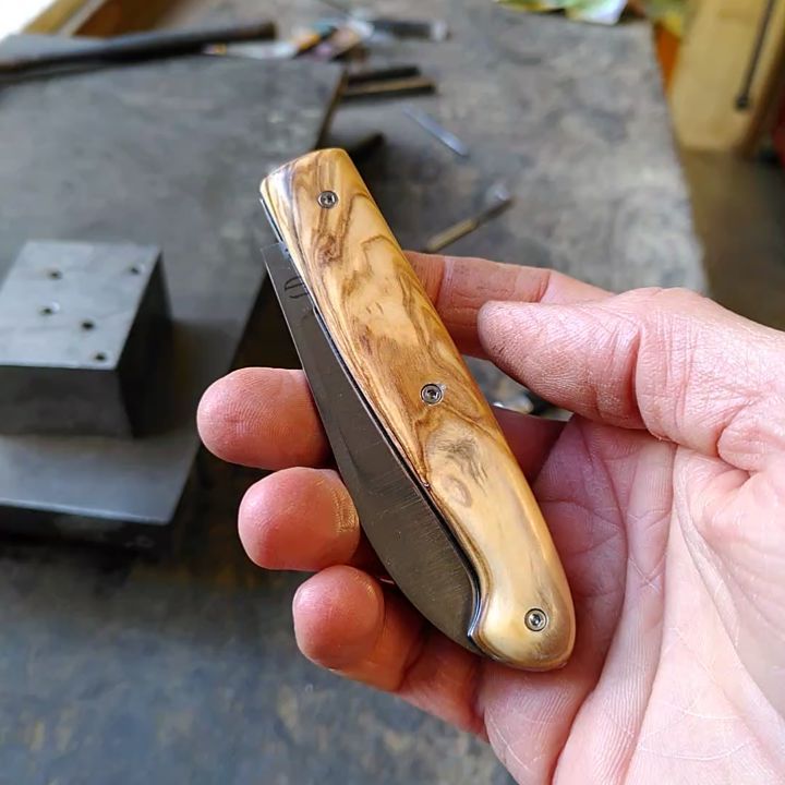 Petit Parisien en olivier français
Lame inox