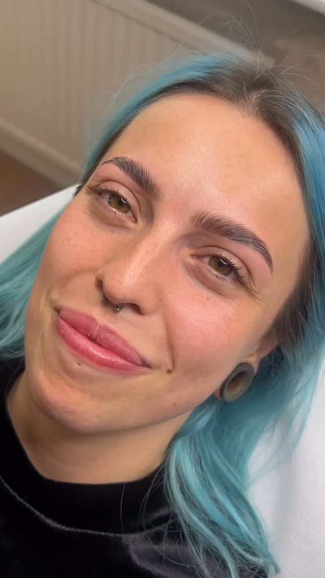This beautiful girl’s first time getting Brow Lamination 🤍 Lamination will look and sit differently on everyone with different hair types. Shannon has finer to medium thickness in her brows and her hairs are not overly long so we were able to achieve a soft yet fuller, fluffier look. I feel it looks so good on her!
#browlamination #browlami #browlam #browlaminationswords #browsofinstagram #browsoftheday #fluffybrows #browlaminationdublin