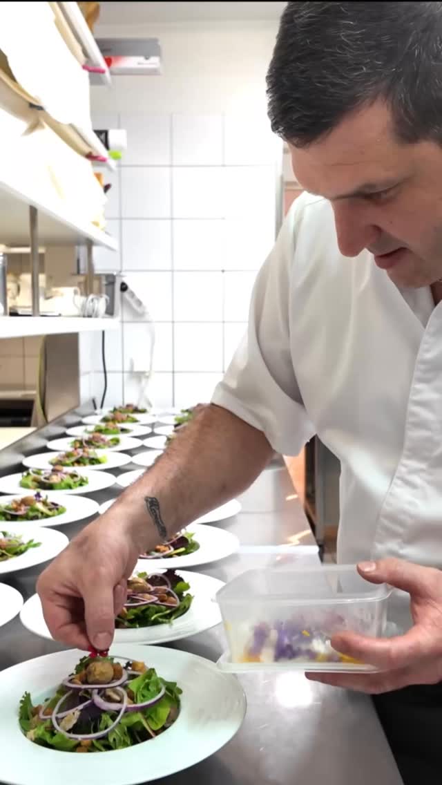 🍷✨ Gaumenfreuden im Frigi ✨🍷
Ein lauer Sommerabend, ein Glas Wein in der Hand, der Duft von Kräutern und Gewürzen liegt in der Luft – willkommen auf unserer grossen Terrasse im Domaine du Frigoulet! 🌿☀️
Hier verwöhnt euch unser Chef Vincent jeden Abend mit einem feinen 4-Gang-Menü aus frischen, regionalen Zutaten. Ob mediterran, französisch oder international – seine Kreationen sind ebenso kreativ wie köstlich. 🍽️🥖🧀
Das Beste? Wir sitzen alle an langen Tafeln zusammen – perfekt für gute Gespräche, neue Bekanntschaften und echte Feriengefühle. 💬🍷 Wer lieber ein Tête-à-Tête geniesst, bekommt natürlich seinen Wunschtisch. ❤️
👉 Abendessen täglich um 19 Uhr
👉 Preis: €47 pro Person (inkl. 4 Gänge)
Für viele Gäste ist das gemeinsame Abendessen DAS Highlight ihrer Frigi-Woche. Und die Sonnenuntergänge? Muss man erlebt haben! 🌅✨