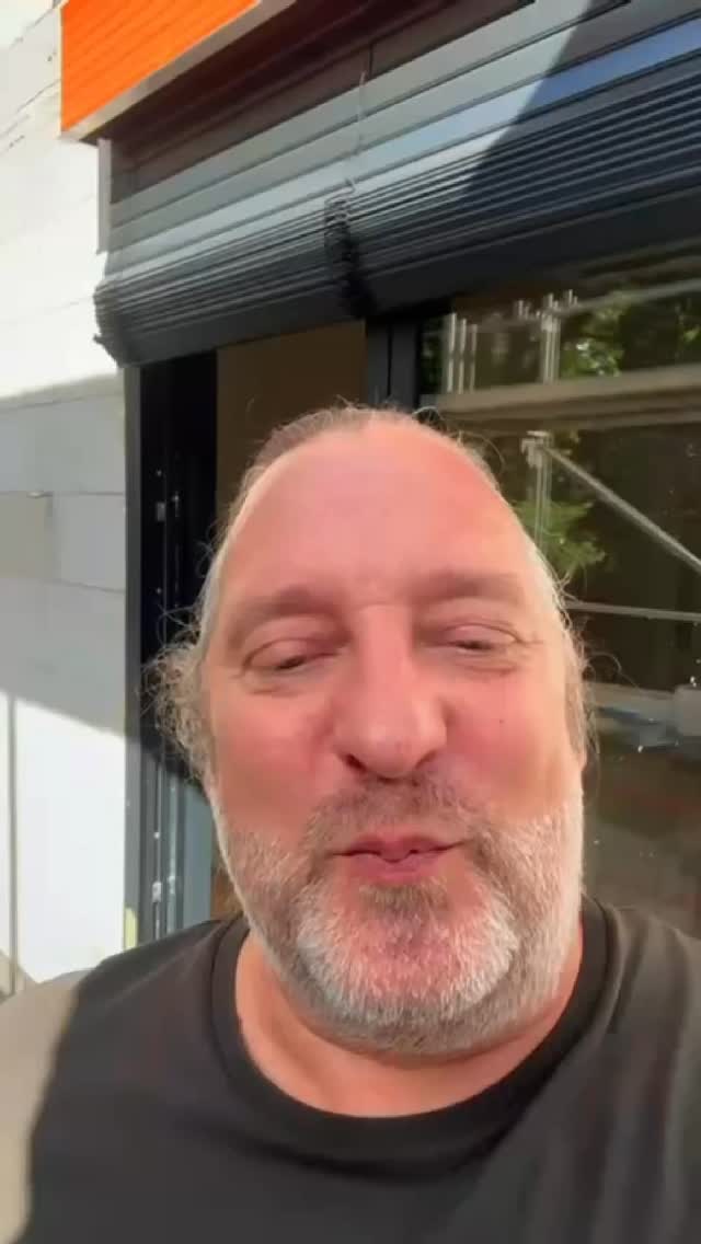 Vorteile von Flüssigkunststoff:
Fugenlos & nahtlos
Perfekte Haftung auf dem Untergrund
Ideal für komplexe Detailbereiche
Mit diesem System schaffen wir einen dauerhaften Schutz vor Feuchtigkeit – für langlebige Balkone und Fensteranschlüsse.
#Balkonabdichtung #Flüssigkunststoff #Fenstermontage #Bauqualität #Abdichtung #Detailarbeit #Handwerk #Bauleitung #Neubau