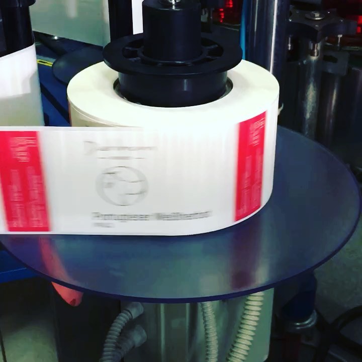 Labeling the new pink water 🍷🍷🍷 #hip_hip_rose #pinkwater #redwine #winelover #lieblingswein #ilikewine #rosé #ladywine #veganwine #hamburg #münchen #hannover #dresden #berlin #weinglas