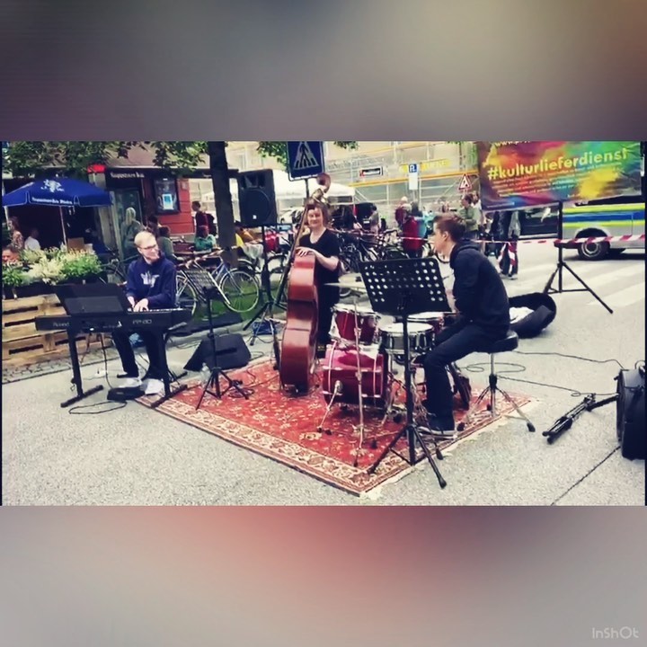 First gig after quarantine with my Band GAME 😉
That was so much Fun😁
Playing new music with my bandmates Meli and @benkopfnagel
@juergenreiter thanks for all 😊 #kulturlieferdienstmuenchen
inspired by @martin_tingvall @neilcowleymusic @walterlang_piano @avishaicohenmusic @larsdanielssonbass
#jazzpiano #pianotrio #rolandpiano #rolandfp80 #originalmusic #composition #firstgigafterquarantine #jazztrio #emotions #latinvibes #gretschdrums #newmusic #streetconcert #love