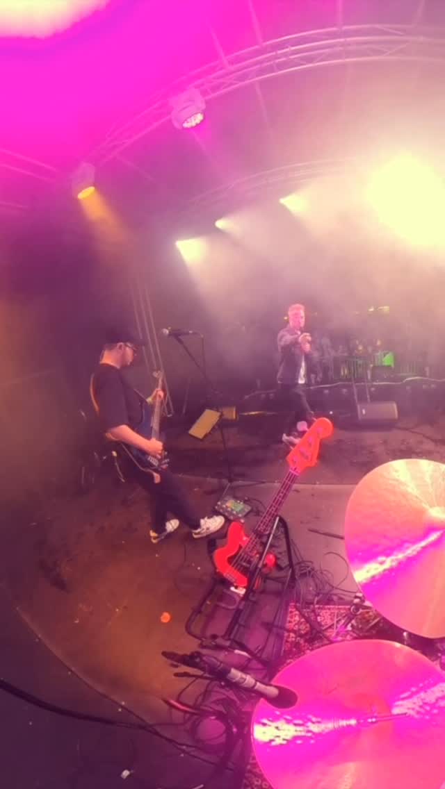 Bit of queen from the other week with @dayle_hodge @shannongraceuk and my fat bottomed boys @olliesears and @adambournemusic
Sounds by @music_man & @neuraldsp and hats by @buckmorepark
#GoPro360 #GoProMax #Queen #FatBottomedGirls #Musicman #MusicmanSub #LiveMusic #Festival