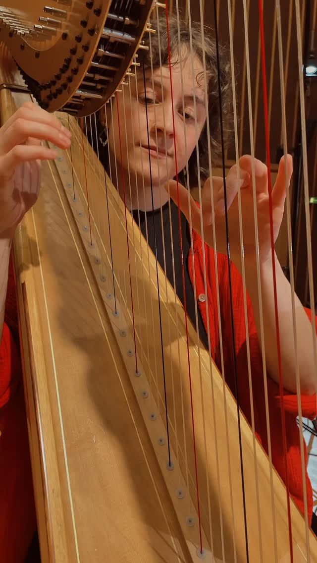 Reminiscing my album recording two weeks ago 💫❤️🔥
Sound & Video: Justus Beyer
Composition: @katemoorecomposer_official
Thank you for the support along the way @concerto21.akademie 🫶🏻
#recording #harp #berlinmusician #harpist #musicianslife #classicalmusician #solo #chambermusic #berlinartist #bremen #sendesaalbremen #excited #katemoore #spinbird
