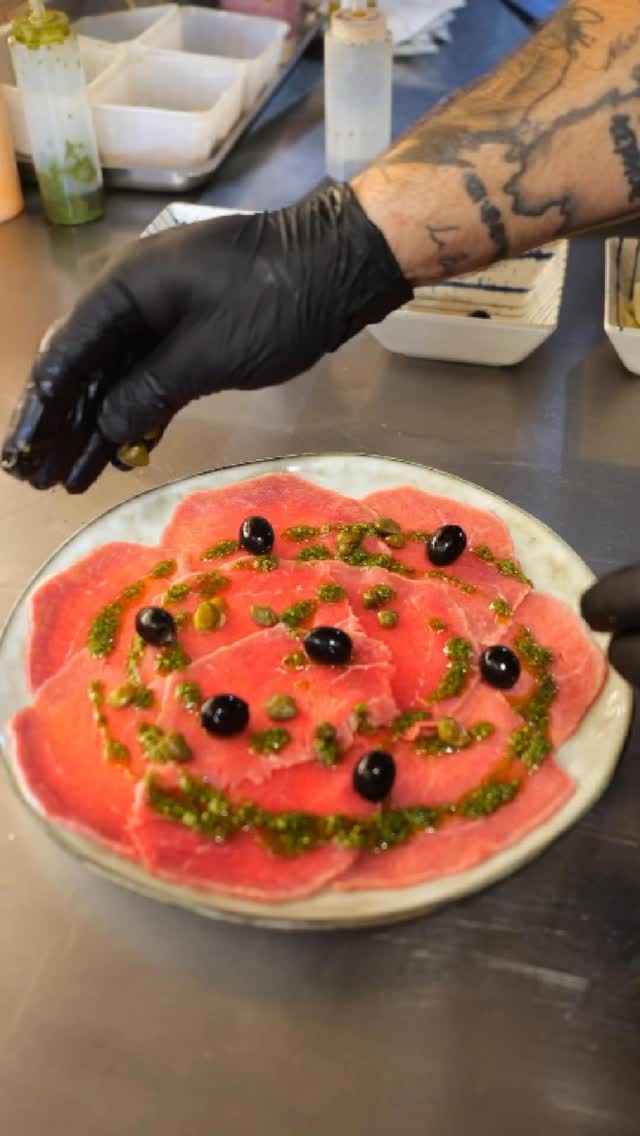 Nbc – Canet-en-Roussillon
Nos viandes – Partie 5 : Le carpaccio
Finesse et précision.
� Une viande tendre, finement tranchée, relevée juste comme il faut.
Un plat frais, léger, mais exigeant.
Le carpaccio à la façon Nbc, c’est l’équilibre parfait entre tradition et raffinement.
Découvrez les coulisses d’une histoire qui se déguste.
#NaudoBeachClub #NaudoCanet #ClubDePlage #CarpaccioMaison #ViandeDeQualité #CuisineFraîche #FinesseEtSaveur #DécoupeMaîtrisée #ProduitFrais #BeachFood #CanetEnRoussillon #CoulissesNaudo #GrilladesDuSud #HéritageGourmand