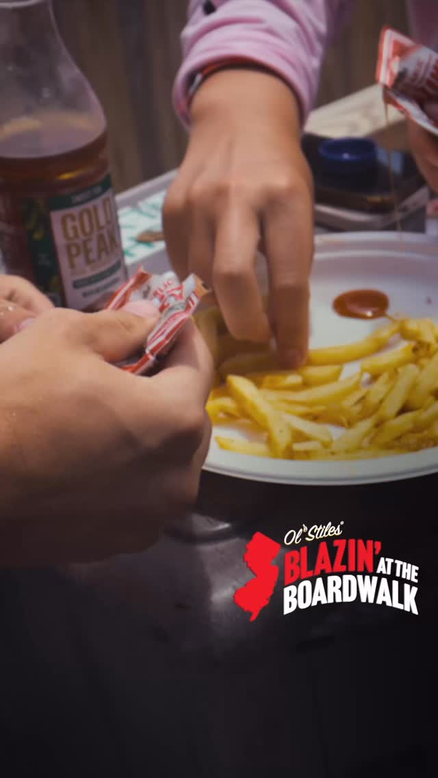 Blazin’ at the Boardwalk, this time we brought #myblazinhoney to Point Pleasant, NJ and ran in to some people to try it on their French fries (if the seagulls didn’t get them first). Looks we have 4 new fans 😎👍 #newjersey #njbeach #pointpleasant #jerseyshore #hothoney #spicyfood #frenchfries #condiments #trendingfood #beacheats #localnjhoney #njfresh #njfoodblogger #njshore