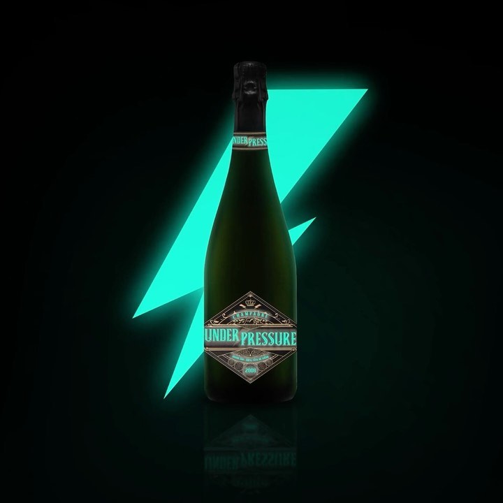 Cette semaine, la Maison Roguet vous présente son tout dernier flacon phosphorescent, un millésime 𝟐𝟎𝟎𝟖, 100% fût de chêne, en édition limitée (650ex), La Cuvée "𝐔𝐧𝐝𝐞𝐫 𝐏𝐫𝐞𝐬𝐬𝐮𝐫𝐞"
Tel un diamant brut, le vin s’est perfectionné au fil du temps. Débouchez cette bouteille lentement et une symphonie commence. Vous libérez tout le potentiel d’une très grande année. Dans le verre, sa belle effervescence fait danser sa robe lumineuse. Le nez révèle un caractère affirmé. Un «Medley» de notes de fleurs séchées, de fruits secs, d’amandes et de noisettes se murmure dans le tempo des bulles. La bouche s’accorde avec une tension minérale. Elle dévoile une élégante richesse aromatique. Un solo de pamplemousse rose offre une finale fraîche. L’émotion se prolonge… et on y retourne comme un refrain !
Pour ceux et celles qui voudraient en savoir plus sur ce diamant brut, rendez-vous sur notre site : https://www.champagne-lucien-roguet-grandcru.com/cuvee-underpressure-2008
#champagne #champagnegrandcru #flacon #cuveeprestigne #maillychampagne #cuveegrandcru #millesime2008 #champagnemillesime #vintage2008 #limitededition #editionlimitee #packaging #packagingdesign #champagnedevignerons #vigneronindependantdechampagne #vigneronsindependants #phosphorescent