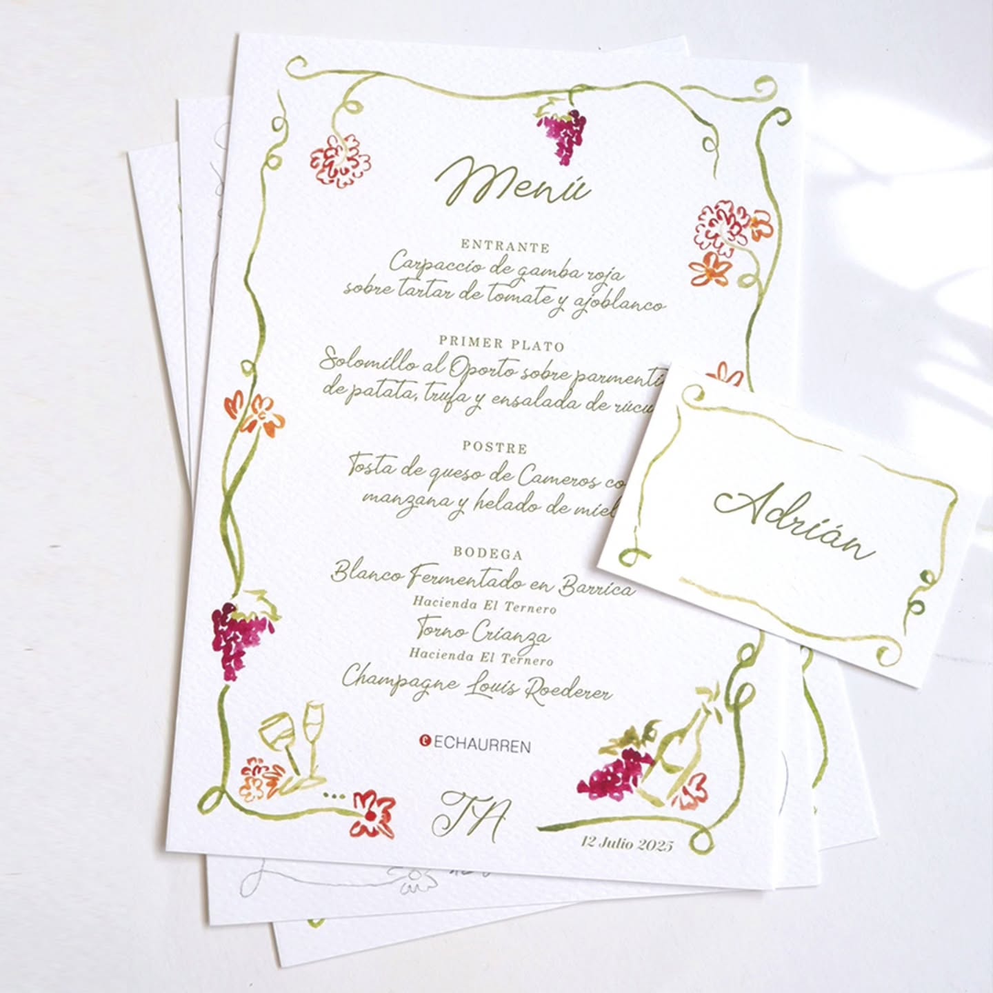 Fresco, sencillo, con alma de vino y flores
Así nació este diseño, entre pinceladas suaves y colores que fluyen como un buen vino en verano.
Una mezcla de inspiración botánica y elegancia natural, pintada en acuarela con mucho cariño.
Desliza para ver el proceso desde el primer dibujo a lápiz hasta el diseño final.
#Acuarela #DiseñoConAlma #InspiraciónNatural #DiseñoBotánico #ProcesoCreativo #ArteEnMovimiento #mdateliercreative