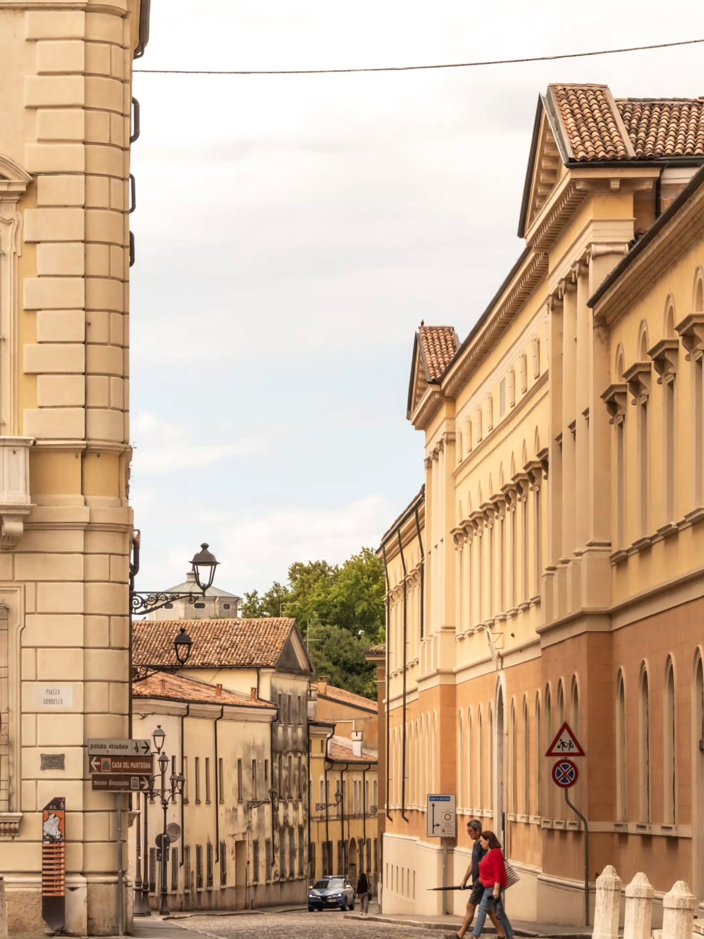 Mantova ♥️
De esos rinconsitos tan lindos que tiene Italia, que fue nombrada patrimonio de la humanidad por la UNESCO en el 2008