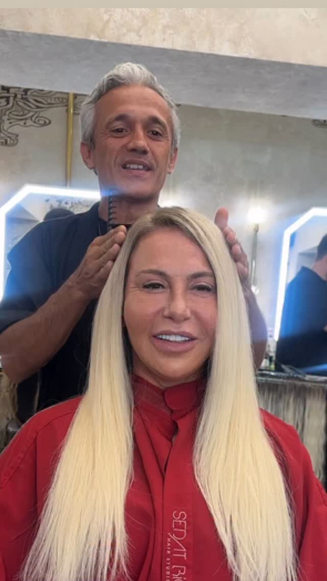 Renk değişimi sonrası 300 adet mikro ve medikal kaynaklar kullanarak saçları dolgunlaştırdık ve uzatma işlemi yaptık.
.
⚠️ Mikro kaynak yaptırmayı düşünüyorsanız lütfen kendinize bu soruları sorun :
✅ Saçlarım doğal ve hafif hissedilecek mi ?
✅ Saç derimde batma veya ağırlık hissi olur mu ?
✅ Kullanılan saçın kalitesi bana uygun mu?
✅ renk şekil hacim ve doku uyumunu dikkate alacak mısınız ?
✅ Saçlarımı topladığımda veya rüzgarda kaynak belli olur mu ?
✅ Saçlarım günlük kullanımda istediğim gibi şekil alabilir mi ?
✅ Uzun vadede kendi saçımı uzatma imkanı verir mi yoksa her yaptırdığımda saçlarım diplerden azalacak mı ?
✅ Çıkartırken doğal saçlarım kopar mı kendi özel solüsyonuyla mı çıkartıyorsunuz yoksa aseton alkol ya da tiner mi kullanıyorsunuz ?
💫 Ayrıca kendinize şunu da sorun:
• Kendimi daha bakımlı ve özgüvenli hissetmek istiyor muyum?
• Saçlarımın bana yakışan en doğal haliyle görünmesini istiyor muyum?
Çünkü gerçek bir mikro kaynak uygulaması, saçınızla bir bütün olur.
Hafifliği ve konforu sayesinde saçınıza zarar verme potansiyeli çok düşüktür.
Görünmez yapısıyla doğallığı ön plana çıkarır saçlarınızın devamı gibi görünür ve size özgüven katar.
✨ Eğer aklınızda sorular varsa ya da en doğru kararı vermek isterseniz, bizden ön görüşme randevusu talep edin.
+90 (533) 776 64 74
.
#sedatbiga #mikrokaynak #medikalkaynak #nisantasi