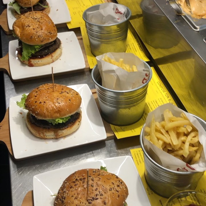 Dans le jus chez @cellier_provino avec plaisir, bonne humeur, musique et énergie.
#foliesburgers #burger #healthyfood #suisse #switzerland #veggieburger