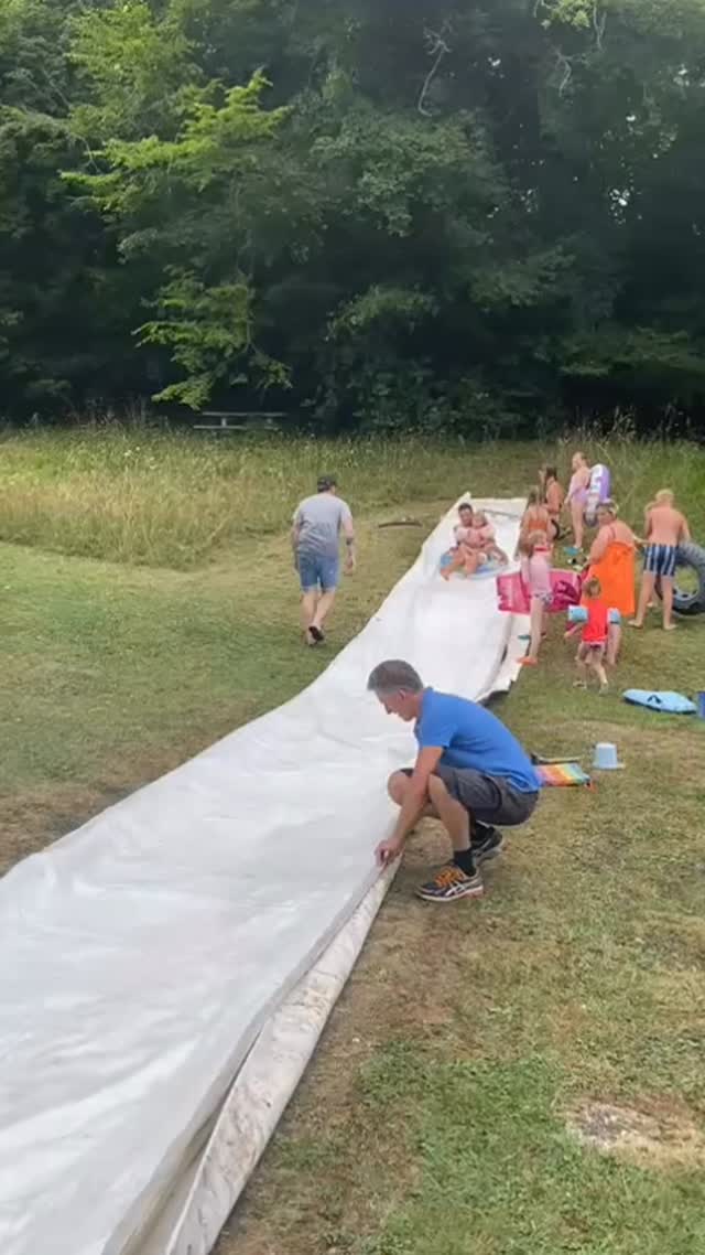 Nog meer waterpret op de camping! 🌊☀️
We hebben iets nieuws toegevoegd voor onze waterratten: een slide recht het meer in!
Spring, glijd en plons. Het wordt gegarandeerd plezier voor jong en oud! 🤩🧡
