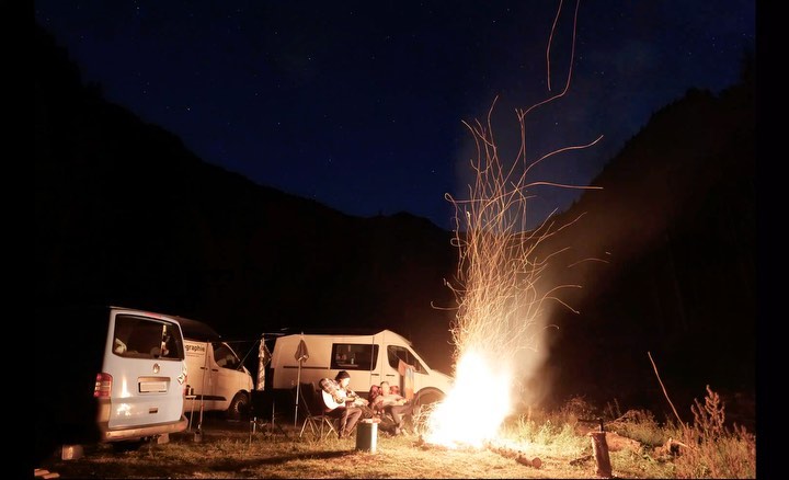 Die Temperaturen steigen endlich wieder☀️☀️☀️
Somit auch die Lust auf neue Abenteuer!
Die Vorfreude mit guten Freunden solche Abende zu verbringen ist definitiv da!🤩
🎥 @andographie did a great job!🙌🏼
#friends #enjoy #life #faraway #campervans #nature #italia #forest #river #camperlife #vanvibes #vanlifediaries #vanlifemoments #vanlifers #buslife #vanbuild #custom #switzerland #vanlifeschweiz
