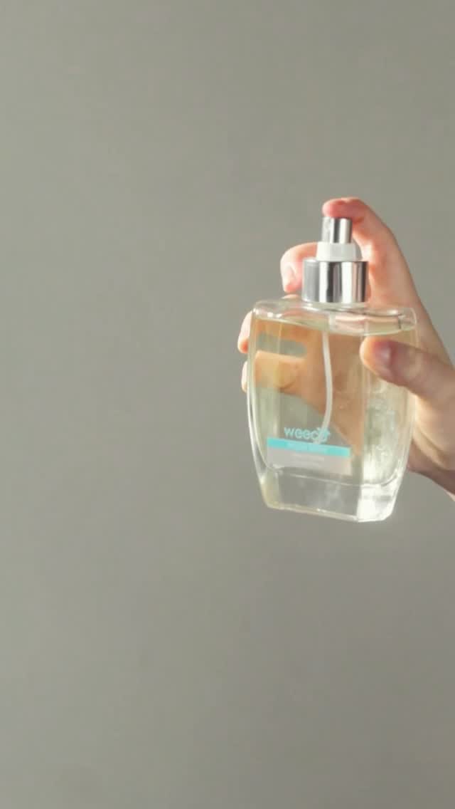 ✨Room Spray Weeco – Beleza limpa, fragrância intensa e propósito em cada detalhe.✨
Chegou o aromatizador de ambiente que une performance, sofisticação e consciência — ideal para quem valoriza um lar cheiroso, elegante e saudável.
** Disponível em 2 fragrâncias exclusivas:
🍓 Fruity Aroma – Refrescante, com toque adocicado e notas cítricas na medida certa. Aroma equilibrado que traz leveza e bem-estar desde a primeira borrifada.
🍋 Citrus Floral – Cítrico com toque amadeirado. Envolve seu espaço com frescor, sofisticação e harmonia.
🛒 Disponível em embalagem de 200ml. Produzido com óleos essenciais e fórmula biodegradável.
Perfume sua casa com o cuidado que você, sua família e seus pets merecem!
#weecoaroma #aromatizadoraeambiente #belezalimpa #perfumenatural #casacheirosa #roomspray #homespray #aromaterapiaconsciente #perfumedeambiente #perfumeparaambientes