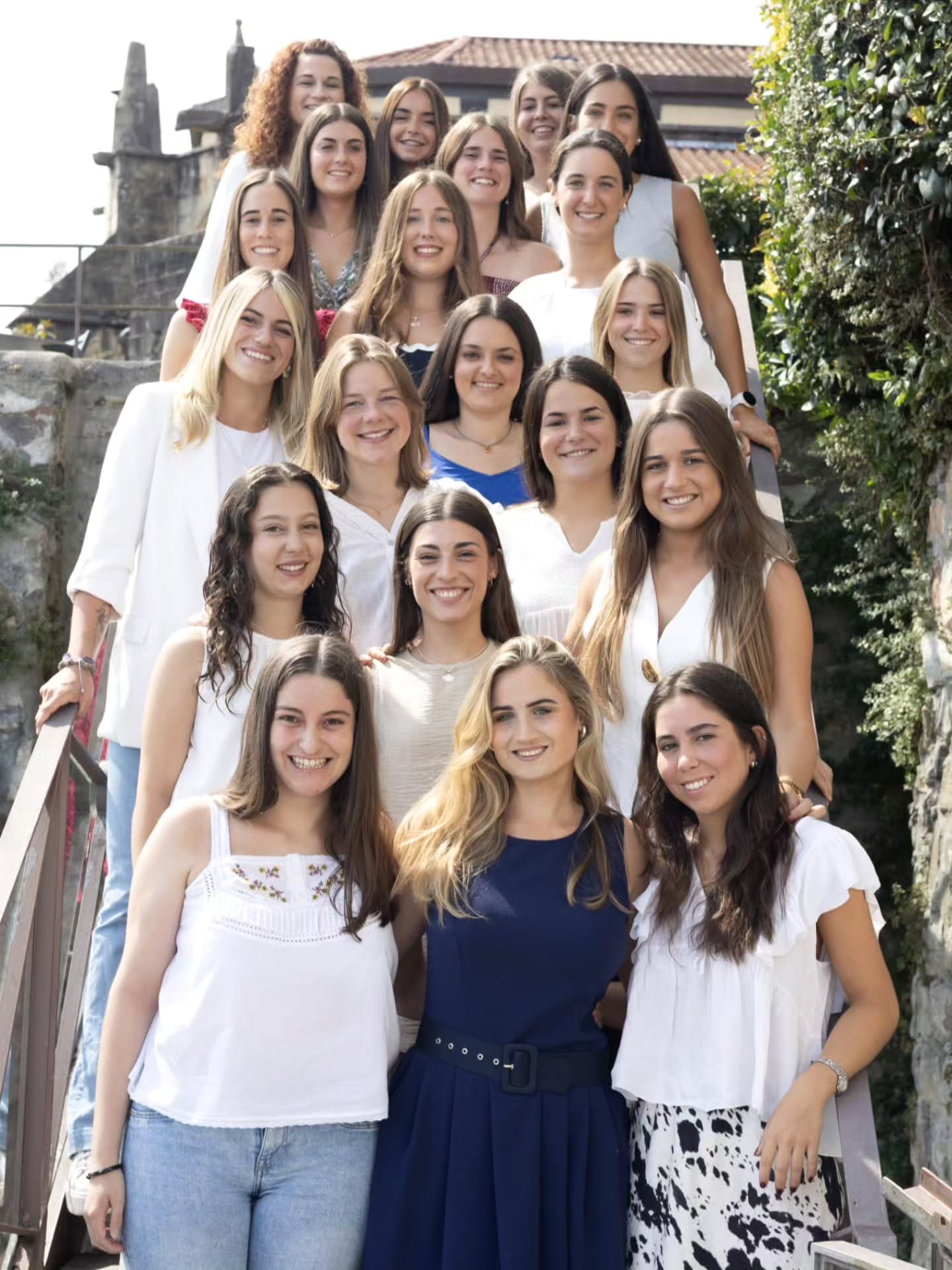 🔴 Hondarribiko Alardeko kantineren lehen argazki ofiziala.
🔴 Primera imagen oficial de las cantineras del Alarde de Hondarribia.
#HondarribikoAlardea #GureazHarro