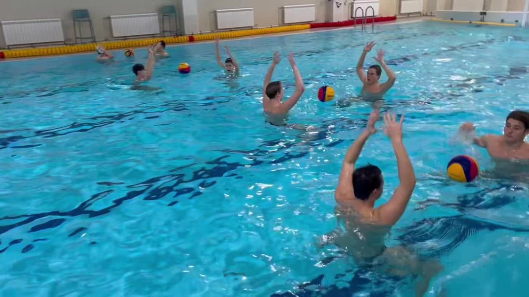 Reakcijas un uzmanības vingrinājums ar bumbām.