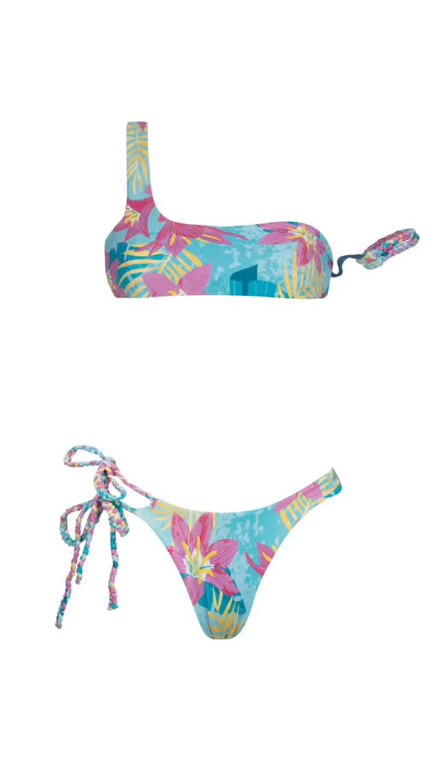 Highlighting the Mischievous Braided Set!🩷
Tropical flowers reversible in a beautiful turquoise.
#perzikswimwear #dutchswimwearlabel #swimwear #bikini #bandeaustyle #bracelet #flowerprint #turquoisebikini #braideddetail