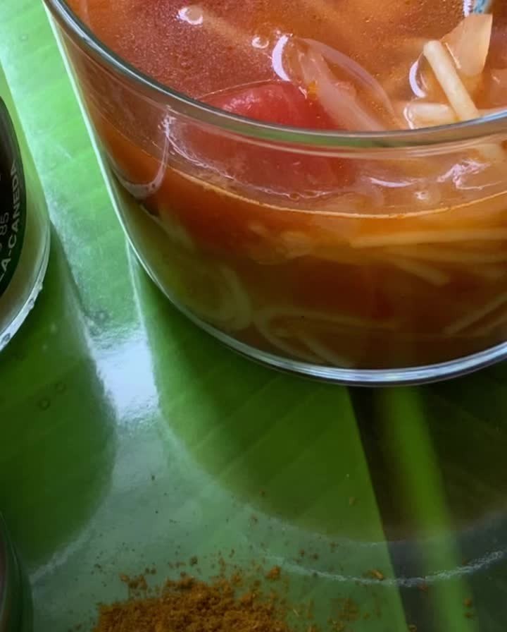 Quand les températures baissent, il est important de booster la température du corps et le feu digestif. Selon l’Ayurveda, on recommande de manger chaud en intégrant les goûts PIQUANT, SALE, ACIDE qui ont une énergie chaude.
J’adore mélanger les recettes indiennes et françaises … voici la nouvelle création : le tourin du kerala ! Le tourin est un bouillon à base de tomates, d’ail et d’oignons du Sud Ouest. Je l’ai revisité façon Rasam du Kerala, un bouillon lui aussi à base de tomates, d’ail, d’oignons mais aussi de piment, de gingembre, d’assefoetide, de curcuma pour booster le feu digestif. Les vermicelles et les pois chiches en font un repas complet !
Une #recettedhiver #recettedesaison #recettehealthy et surtout #recettepascher !
Faire revenir dans une casserole un fond d’huile d’olive, les épices (#curcuma #curry fort #assefoetide @pepperandsalt24 ), l’oignon et la gousse d’ail hachés, ajouter les vermicelles, mélanger. Ajouter 1/2 boite de tomates concassées bio et une petite boîte de pois chiches bio égouttés. Allonger avec de l’eau chaude, saler, poivrer. Laisser cuire tout doucement jusqu’à ébullition.
Enjoy !
Vous voulez faire de votre quotidien et de votre alimentation votre allié mieux-être ?
Rejoignez les programmes ‘Philosophie et pratique de l’Ayurveda et du Yoga au quotidien’ de Casaveda.
WWW.CASAVEDA.ONLINE
Tous les liens en bio sur insta