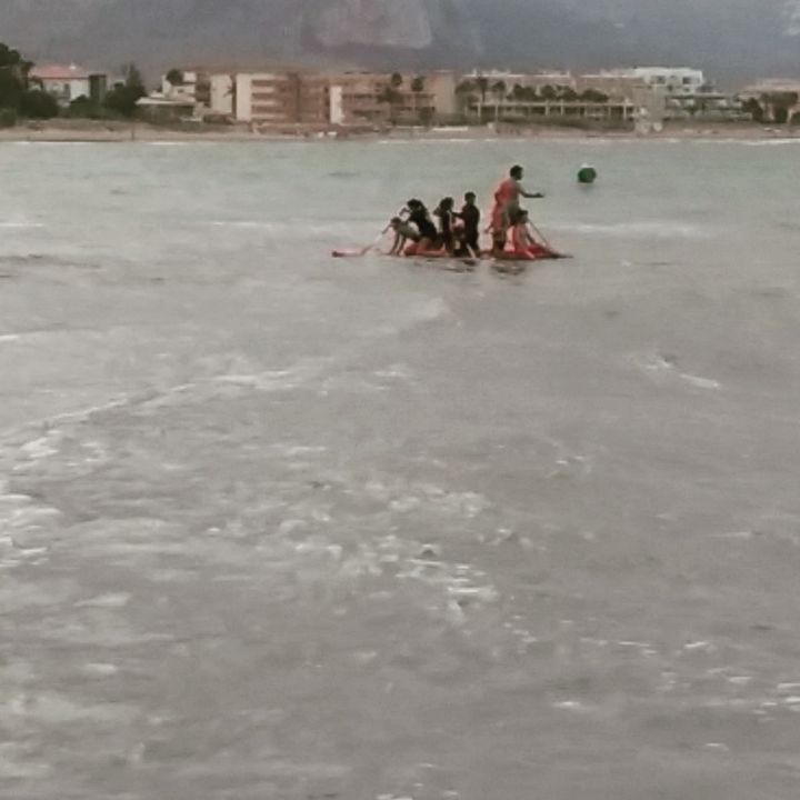 Los monitores pruebas surfear en grupo